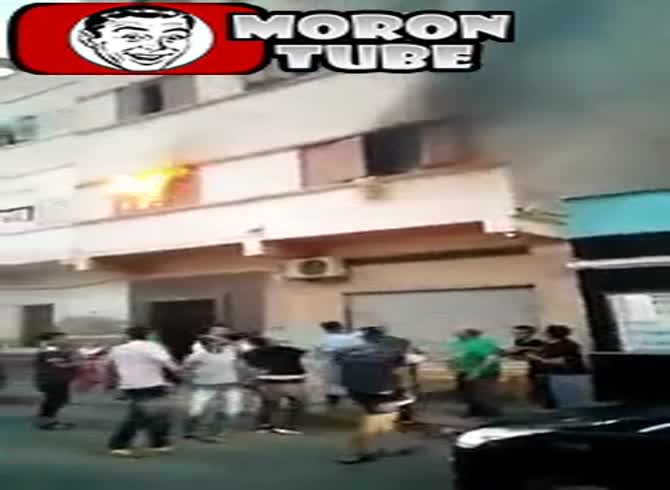 Video :In order to protect his kids from the fire, he tosses them out of an apartment